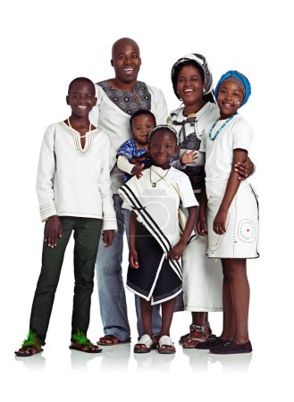 Téléchargez les photos : C'est une famille heureuse. Plan studio d'une famille africaine traditionnelle souriant joyeusement, isolé sur blanc - en image libre de droit
