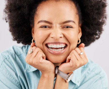 Gesicht, aufgeregt und Porträt einer schwarzen Frau im Studio mit Lächeln, Zuversicht und Glück auf weißem Hintergrund. Glücklich, Erfolg Attrappe und Zoom von Mädchen mit positiver Einstellung, Förderung und Gewinnprämie.