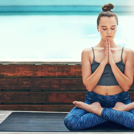 Téléchargez les photos : La meilleure façon de se calmer. une belle jeune femme pratiquant le yoga à l'extérieur - en image libre de droit