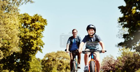 Foto de Son una banda de ciclistas por su cuenta. un niño y su padre montando juntos en sus bicicletas - Imagen libre de derechos
