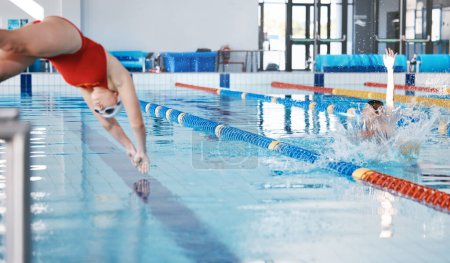 Téléchargez les photos : Sports, piscine et femme plongeant dans l'eau pour l'entraînement, l'exercice et l'entraînement pour la compétition. Fitness, nageur et plongeur professionnel, athlète en action et saut pour la santé et le bien-être - en image libre de droit