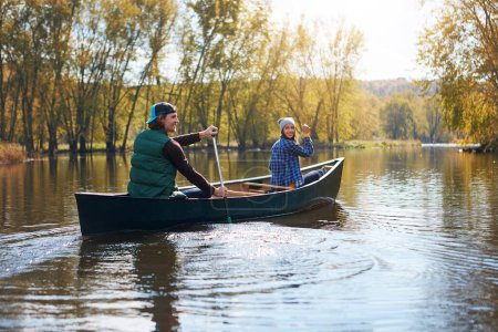 Despacio con el h2O. una joven pareja que va a dar un paseo en canoa por el lago