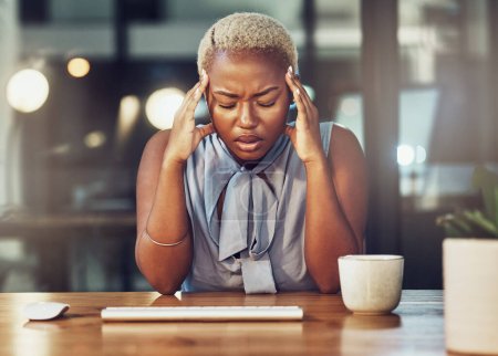 Psychische Gesundheit, Stress-Kopfschmerzen und schwarze Frauen mit Burnout durch Überstunden im Büro. Nachtmüdigkeit, Migräne und frustrierte Geschäftsleute, traurige Berater oder Agenten mit Depressionen, Schmerzen oder Problemen.