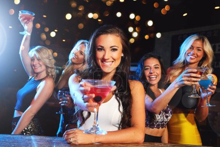 Foto de Una noche épica con las chicas. mujeres jóvenes de fiesta en un club nocturno - Imagen libre de derechos