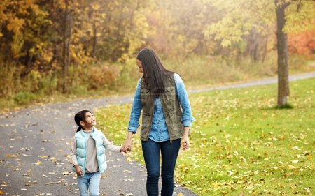 Foto de Por favor, podemos ir a jugar al parque mamá. una madre y su pequeña hija disfrutando de un paseo al aire libre - Imagen libre de derechos