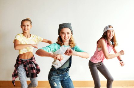 Mädchen wollen einfach Spaß haben. junge Mädchen tanzen in einem Tanzstudio