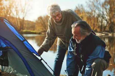 Téléchargez les photos : Passer du temps avec la nature et l'autre. un couple de personnes âgées installant une tente tout en campant dans le désert - en image libre de droit