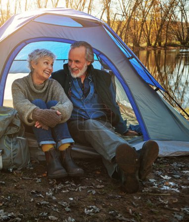 Téléchargez les photos : Voilà ce que vous appelez des vacances relaxantes. un couple de personnes âgées campant ensemble dans le désert - en image libre de droit
