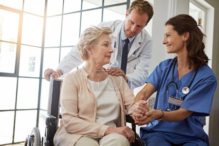 Téléchargez les photos : Votre santé est notre priorité numéro un. une femme âgée dans la maison de retraite avec son médecin et son infirmière - en image libre de droit