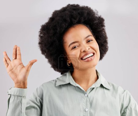 Glückliches Porträt, schwarze Frau und Gesicht mit vulkanischem Handsci-Fi und Emoji-Zeichen mit einem Lächeln im Studio. Glück, Handfläche und Gruß eines weiblichen Grußes mit alberner, fröhlicher und tollpatschiger Handbewegung.