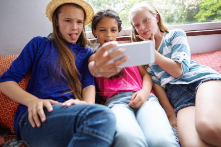 Téléchargez les photos : De bons moments avec mes filles. un groupe d'amis adolescents prenant un selfie ensemble - en image libre de droit