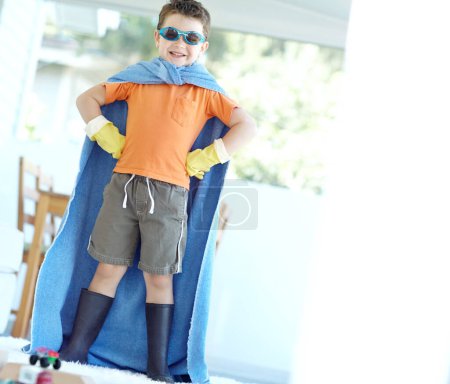 Foto de Hola ciudadano. Un niño juguetón vestido como un superhéroe en casa - Imagen libre de derechos