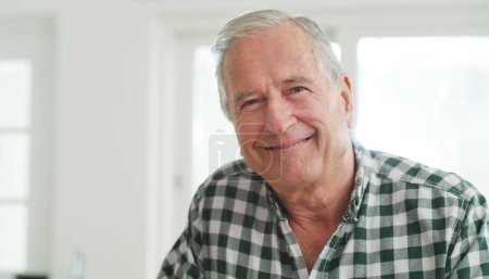 Téléchargez les photos : Continuez à sourire en tout temps. un homme âgé heureux passant la journée à la maison - en image libre de droit