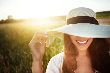 Téléchargez les photos : L'été est le moment de s'amuser. une jolie jeune femme debout dehors dans un champ - en image libre de droit