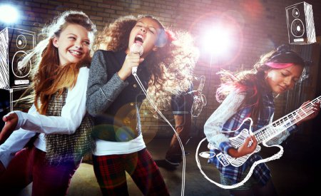 Téléchargez les photos : Né pour être sauvage. enfants chantant et jouant de la musique rock sur des instruments imaginaires - en image libre de droit
