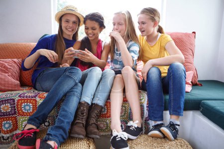 Téléchargez les photos : Êtes-vous prêts pour un selfie ? un groupe d'amis adolescents utilisant un téléphone portable ensemble - en image libre de droit
