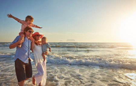 Foto de Las vacaciones familiares perfectas. una joven familia disfrutando de un día en la playa - Imagen libre de derechos