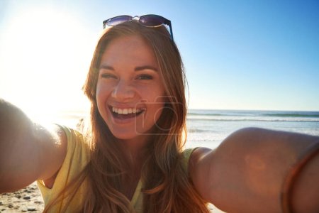 Téléchargez les photos : C'est l'été parfait. une jeune femme séduisante prenant un selfie sur la plage - en image libre de droit