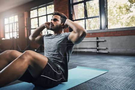 Foto de Aumento de la fuerza de espalda, hombro y brazo. un joven guapo haciendo ejercicio en el gimnasio - Imagen libre de derechos