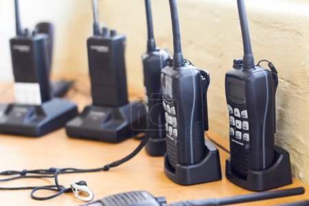 Charge, radio et talkie-walkie pour la communication, l'équipement et la batterie avec connexion. Technologie, outils et récepteur avec émetteur, portable et sécurité avec protection, énergie et réseau.