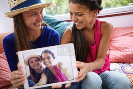 Téléchargez les photos : Selfie parfait pour une amitié parfaite. adolescent amis prendre un selfie ensemble sur une tablette numérique - en image libre de droit