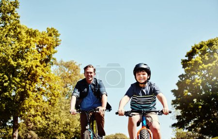Foto de El ciclismo siempre es una buena idea. un niño y su padre montando juntos en sus bicicletas - Imagen libre de derechos