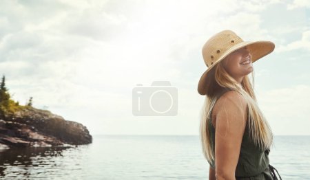 Téléchargez les photos : La vie est plus brillante ici. une jeune femme séduisante passant une journée au lac - en image libre de droit