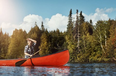 Téléchargez les photos : Elle a suivi son cœur jusqu'au lac. une jeune femme séduisante passant une journée à faire du kayak sur le lac - en image libre de droit