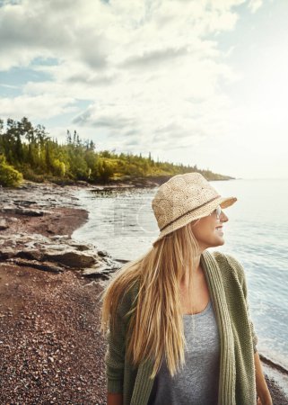 Foto de Escapar al lago para un poco de relajación. una joven que pasa un día en el lago - Imagen libre de derechos
