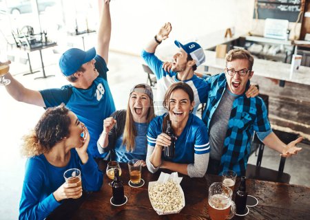 Téléchargez les photos : Le jour du match est important pour nous. un groupe d'amis qui applaudissent en regardant un match de sport dans un bar - en image libre de droit