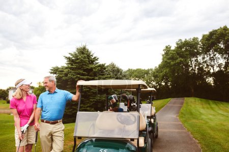 Téléchargez les photos : Collage sur le terrain de golf. un couple d'âge mûr affectueux passant une journée sur le terrain de golf - en image libre de droit
