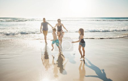 Foto de Pasándola muy bien en la playa. una familia joven y cariñosa disfrutando de un día en la playa - Imagen libre de derechos