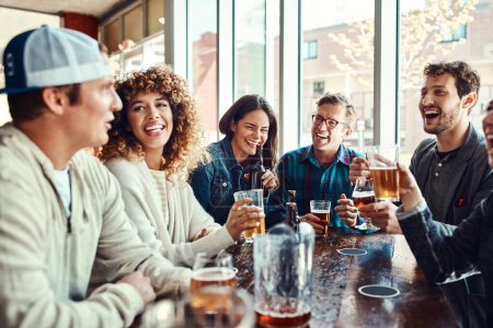 Foto de Los buenos amigos nunca faltan a una cita de cerveza. un grupo de amigos disfrutando en un bar - Imagen libre de derechos