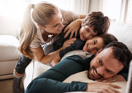 Foto de Mucho amor bajo un mismo techo. una familia feliz divirtiéndose juntos en casa - Imagen libre de derechos