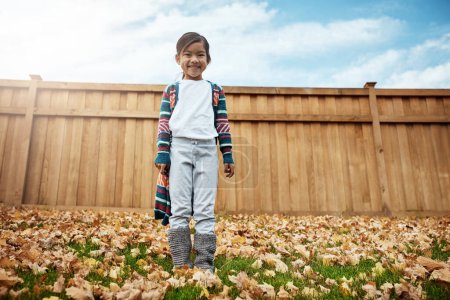 Téléchargez les photos : Automne, temps de pull. Portrait d'une adorable petite fille jouissant d'une journée d'automne en plein air - en image libre de droit