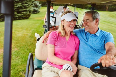 Téléchargez les photos : Le golf les rassemble. un couple d'âge mûr affectueux passant une journée sur le terrain de golf - en image libre de droit
