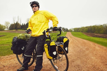 Téléchargez les photos : Le vélo est un sport tout temps. un cycliste profitant d'une balade à vélo sur une matinée d'hivers humides - en image libre de droit