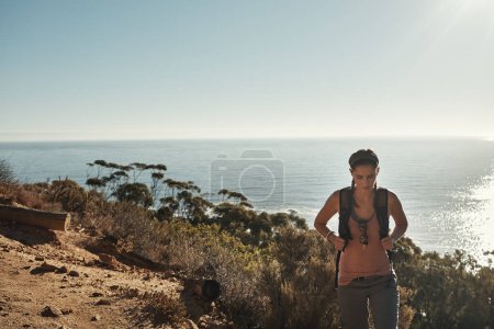 Téléchargez les photos : Il est temps de partir à l'aventure. une jeune femme en randonnée à travers les montagnes - en image libre de droit