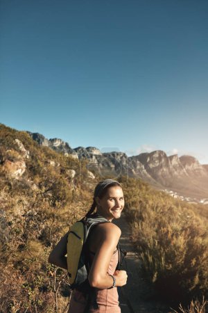 Foto de ¿Qué es la vida sin un poco de aventura. Retrato de una joven en una caminata por las montañas - Imagen libre de derechos