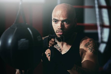 Foto de Encuentra al luchador en ti. un entrenamiento de kick-boxer en un gimnasio - Imagen libre de derechos