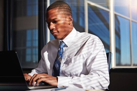 Foto de Avanzar con la ayuda de la tecnología. un hombre de negocios usando su portátil en su escritorio - Imagen libre de derechos