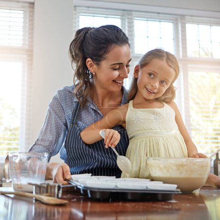 Téléchargez les photos : Salut, mon chou. une mère et sa fille cuisinent dans la cuisine - en image libre de droit