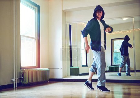 Téléchargez les photos : Faire exploser la scène avec ses talents de breakdance. un jeune homme breakdance dans un studio - en image libre de droit
