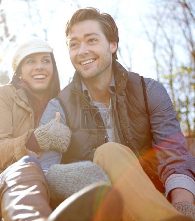 Téléchargez les photos : On se détend ensemble. Un jeune couple heureux assis à l'extérieur dans les bois - en image libre de droit