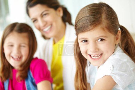 Foto de Qué risa tan linda. Una linda joven pasando tiempo con su hermana y su madre en casa - Imagen libre de derechos