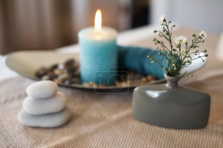 Foto de Terapia con velas. Bodegón de velas y aceites de aromaterapia - Imagen libre de derechos