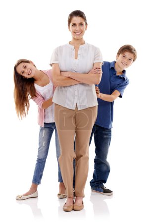 Foto de Regla número 1 Respeta a tu madre. Retrato completo de una madre feliz de pie con sus dos hijos a su lado - Imagen libre de derechos