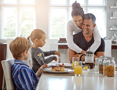 Foto de Son una familia feliz. una familia desayunando juntos - Imagen libre de derechos
