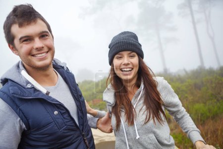 Téléchargez les photos : Les amoureux de la nature. un jeune couple heureux profitant d'une randonnée dans la nature - en image libre de droit