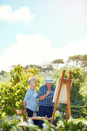 Foto de Expresarse a través de la pintura. una pareja de ancianos pintando en el parque - Imagen libre de derechos